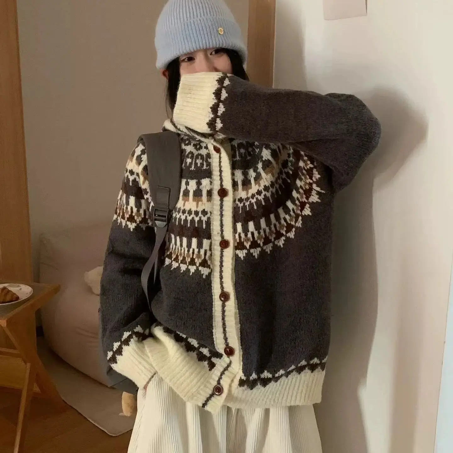 

2025 autumn and winter women's retro contrasting diamond patterned sweater cardigan new lazy style V-neck long sleeved knitted