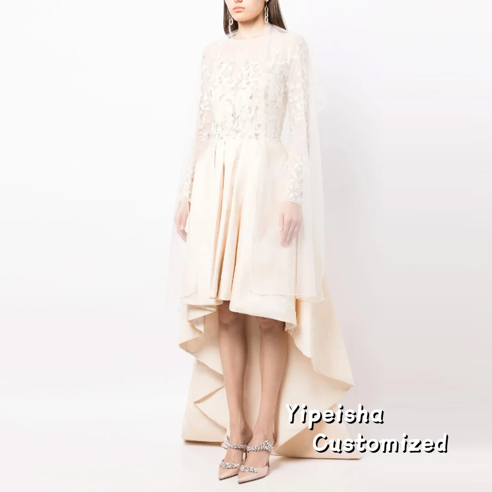 Eleganckie sukienki na studniówkę z asymetrycznym dołem, dekoltem typu O, długimi rękawami, plisami, koronkowymi aplikacjami i satynowym materiałem, idealne na formalne wieczorne przyjęcia.