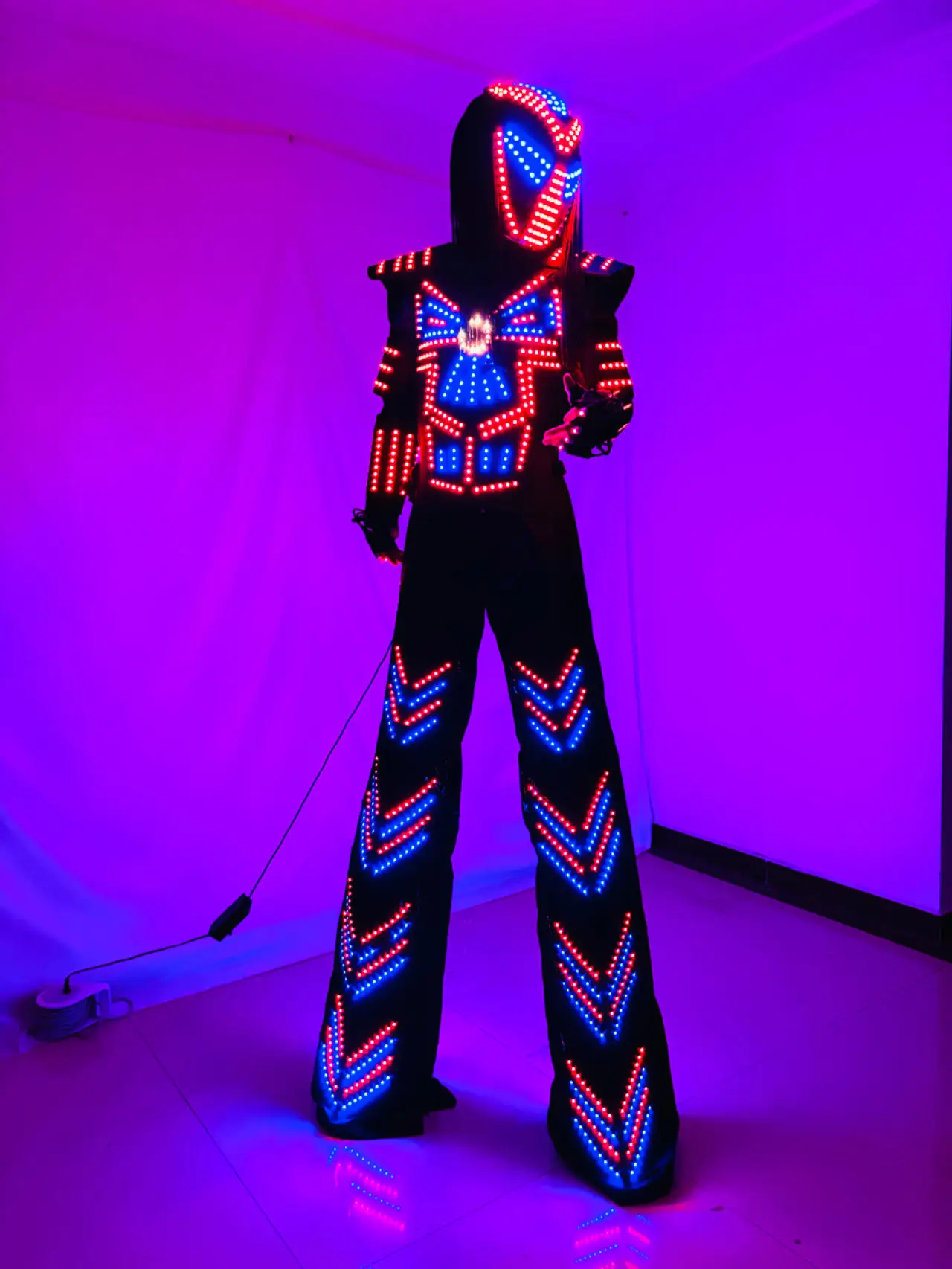 بدلة روبوت LED خوذة مضاءة مهرجان الموسيقى الإلكترونية DJ Show Dance لأداء الحفلات LED روبوت زي Stilt ووكر روبوت