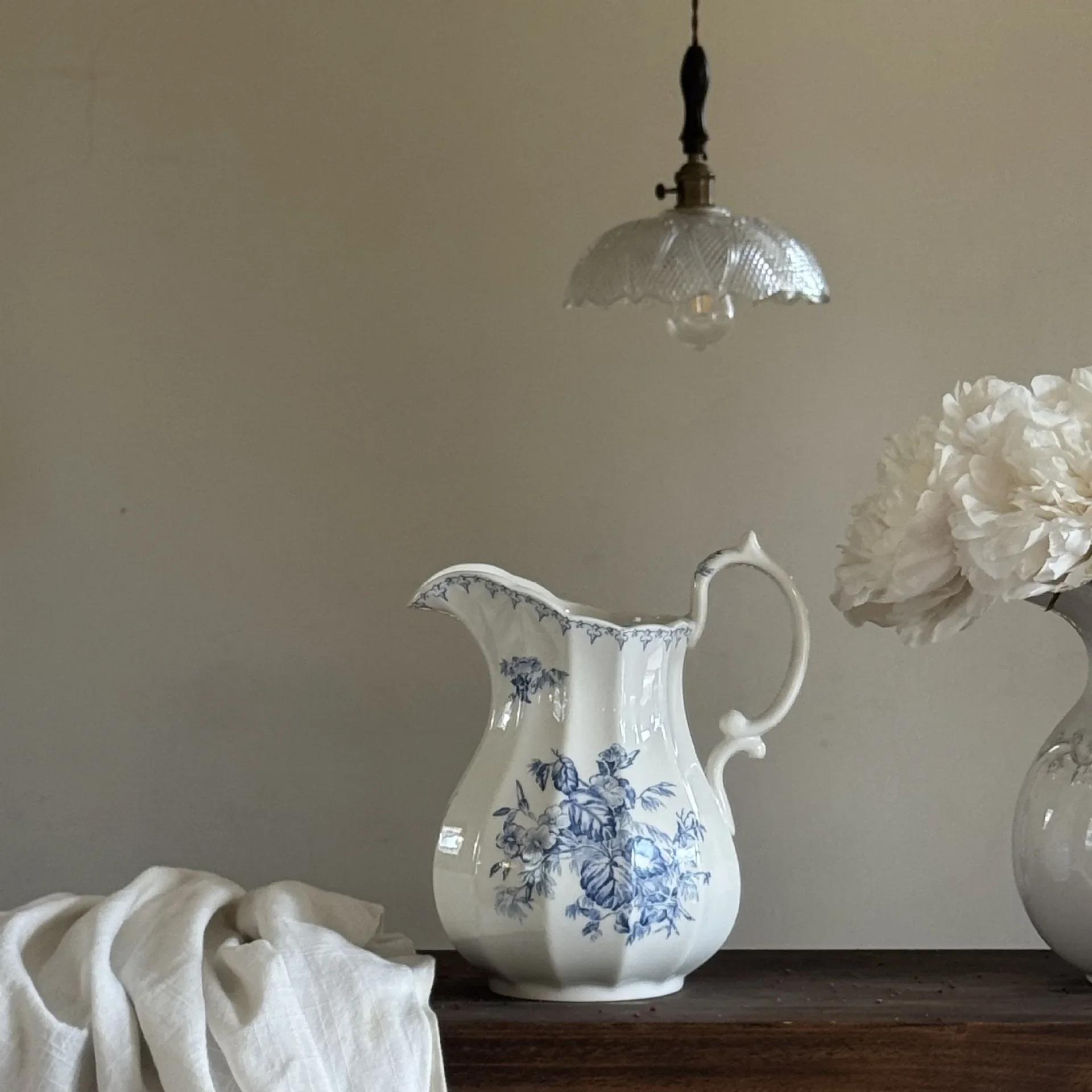 Ins French Lingxiao Flower Elegant Ceramic Vase Living Room Retro Premium Floral Arrangement Ceramic Vase Desktop Ornament