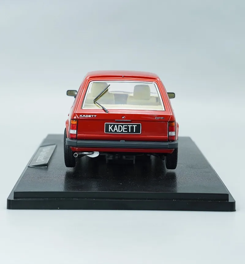 トリプル9 ダイキャスト 1/18スケール オペル合金製モデルカー オペル・カデットD 1984 レッド プレイビークル おもちゃ 男の子向けギフト オリジナルボックス入り