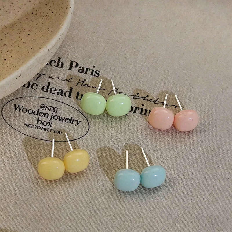 2026 Neue Makronen-Farbene Quadratische Mini-Ohrstecker Vielseitige Sommer-Accessoires für Damen im Urlaubsstil Schmuckdesign für Mädchen – Detail 7