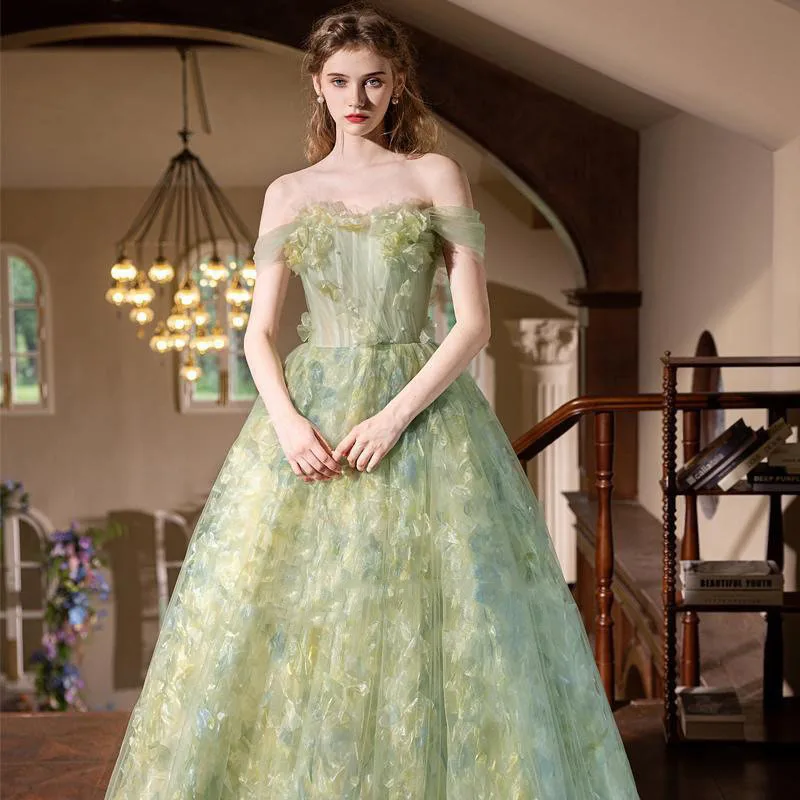 robe-de-soiree-de-luxe-vert-clair-haut-de-gamme-avec-fleurs-sur-le-theme-de-la-foret-de-reve-et-charme-ethere-personnalisee