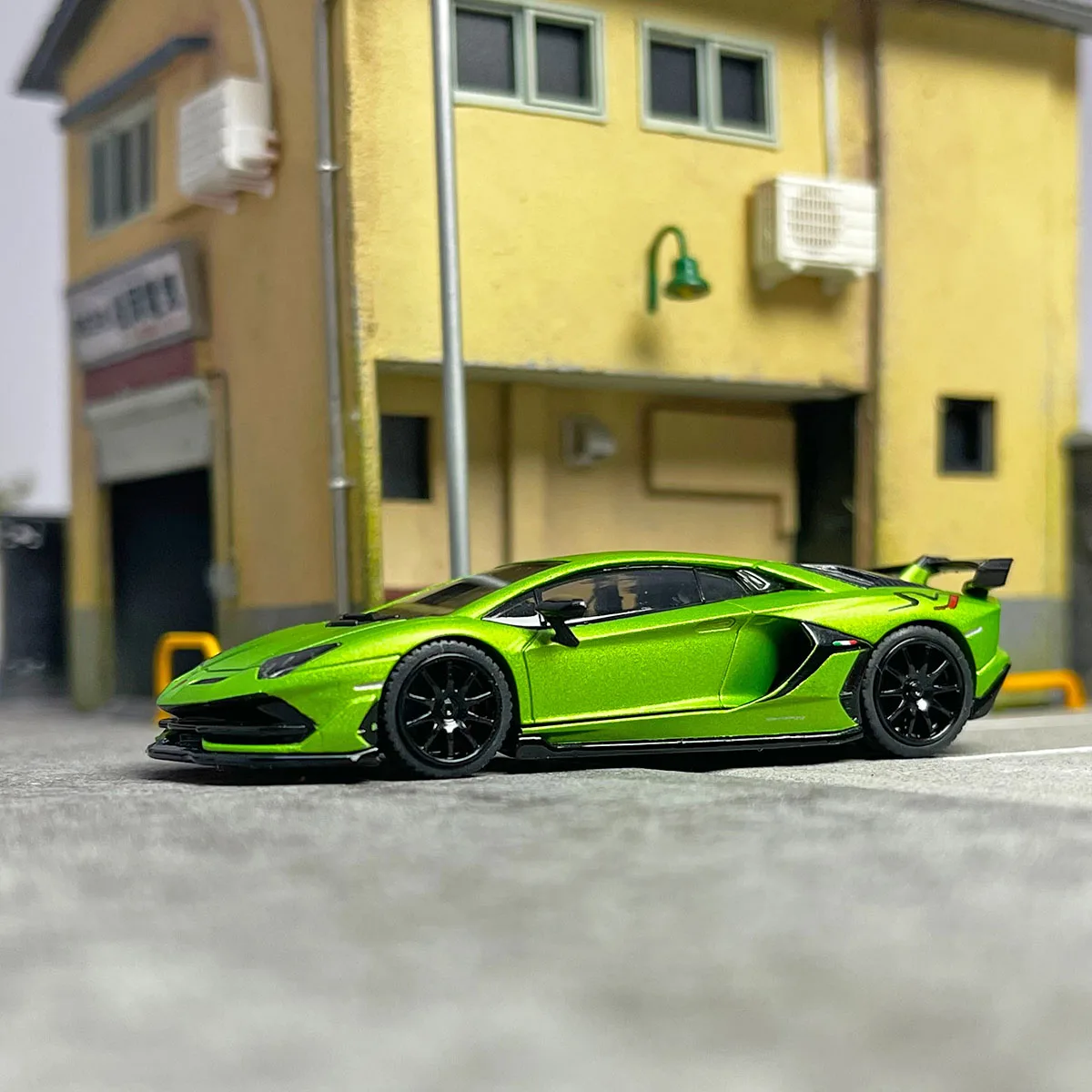 HH Toys 1:64 aventador svj  Sian diecast alloy car model Children's toys and gifts