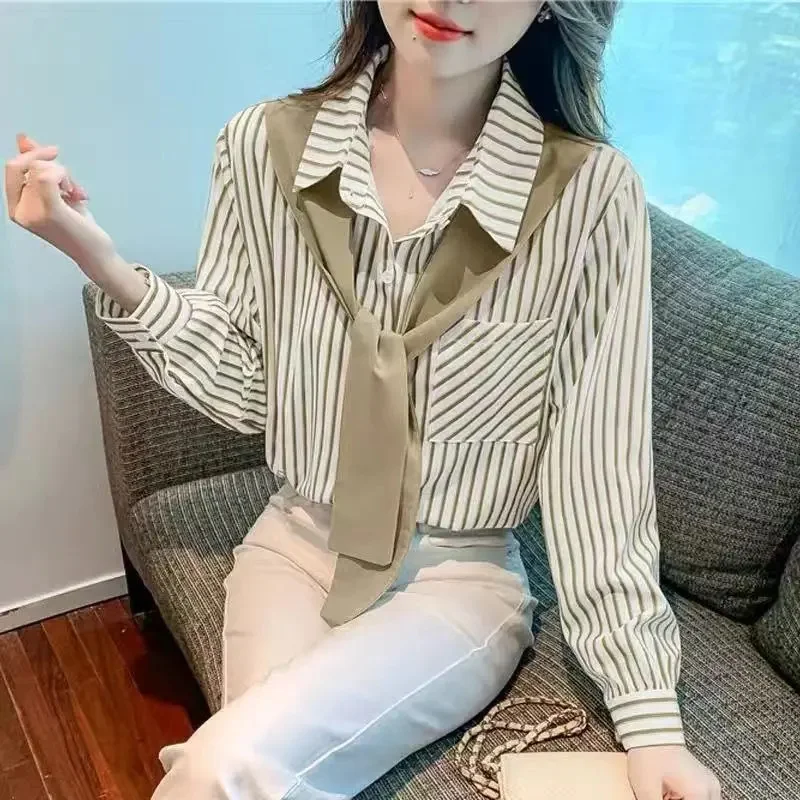 Frühlings-Langarm-Oberteil, einzigartiges gestreiftes Schal-Hemd, das Damen-Hemd mit halben Ärmeln und modischem Western-Stil trägt, lockeres kleines Hemd