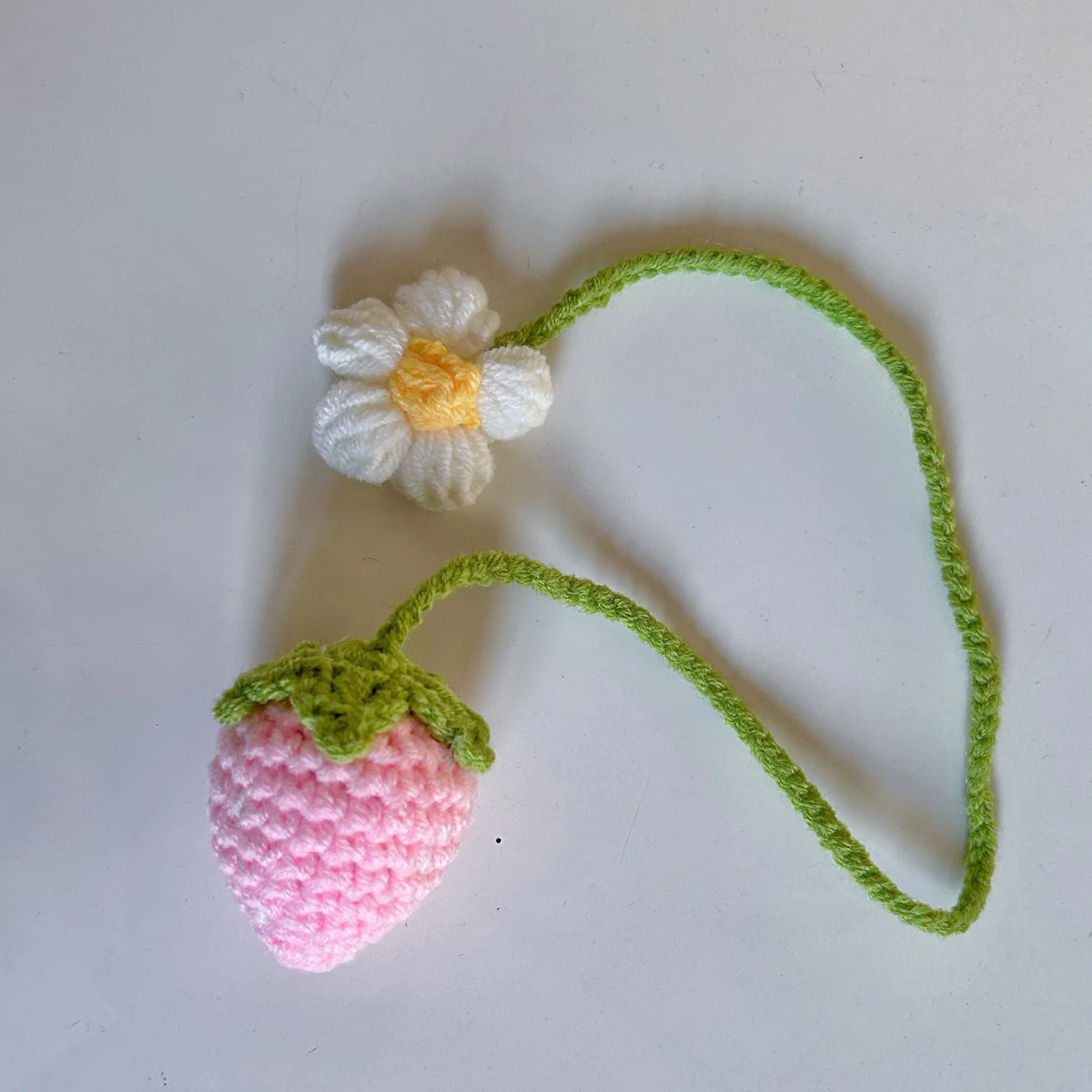 Niedlicher gestrickter Erdbeer-Anhänger, strickende Blumen-Taschen-Anhänger, kreative Häkelblume, Vorhang, Krawatte, Lesezeichen, Auto, Heimdekoration, Geschenk – Detail 4