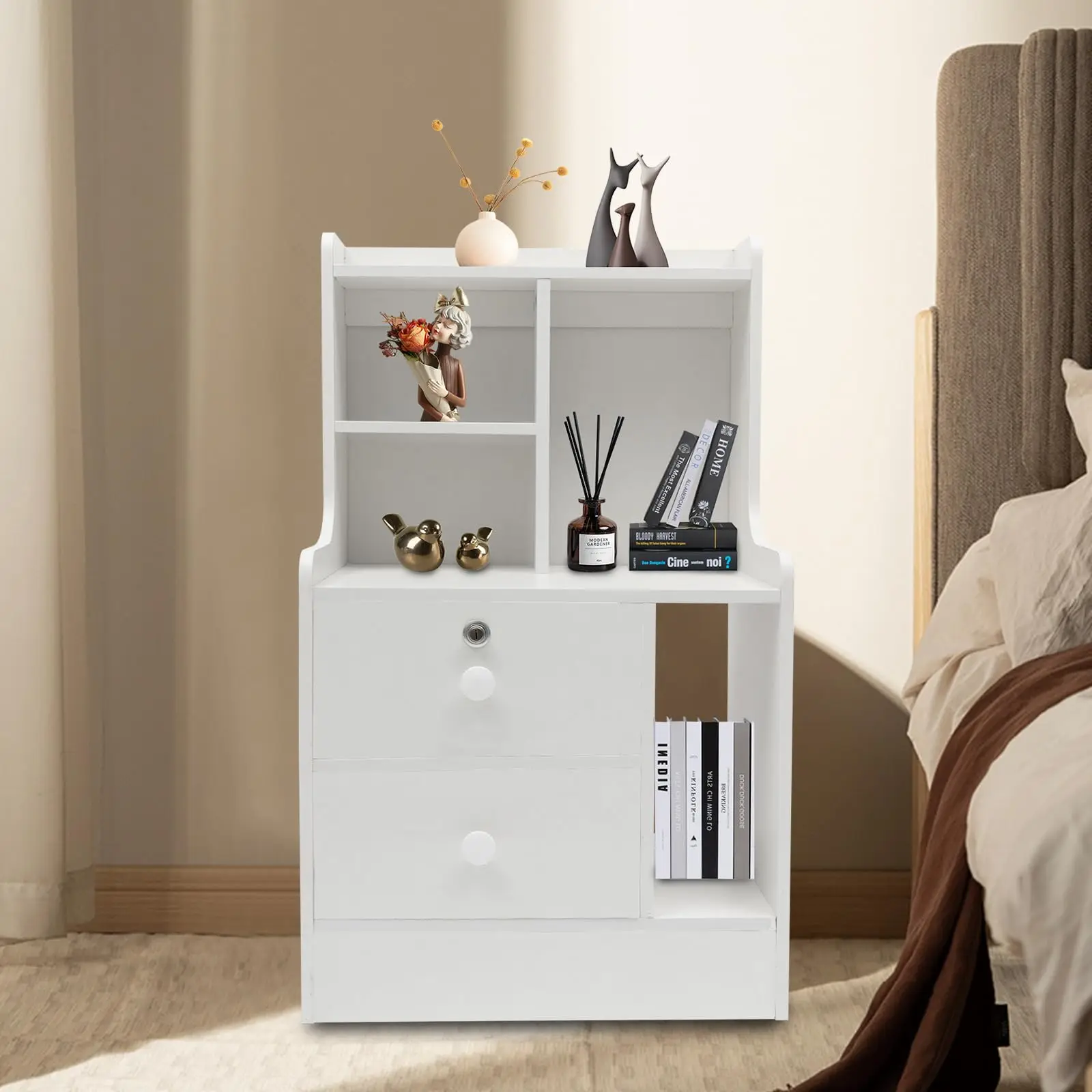 طاولة بجانب السرير باللون الأبيض الدافئ مع أدراج قفل ورف تخزين مفتوح لغرفة نوم المكتب