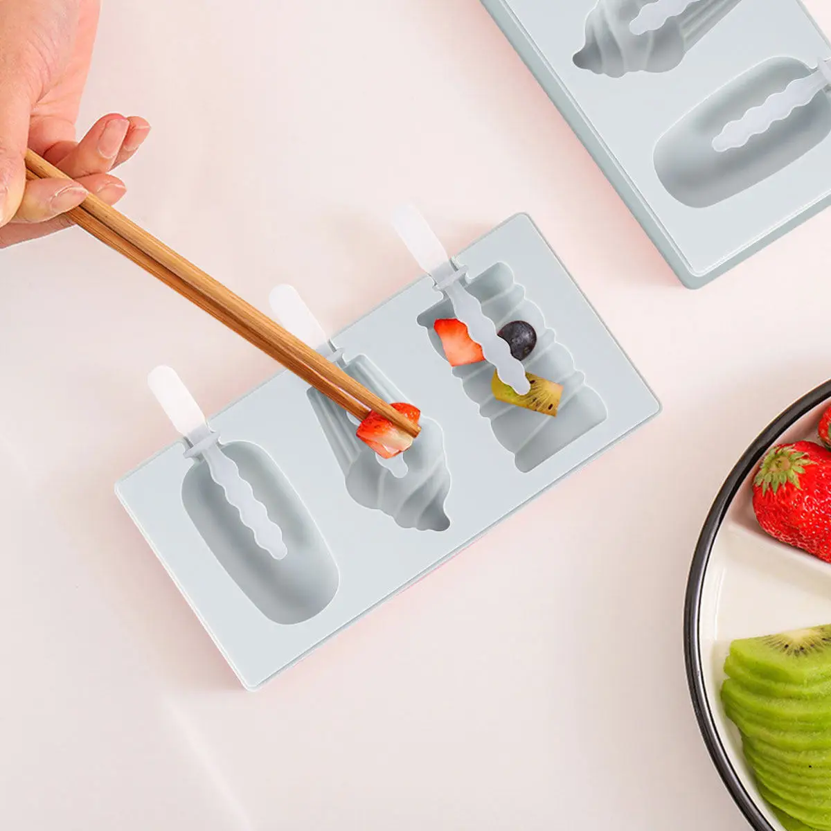 Premium Food-Grade Silicone Ice Pop Mold with Long Handle Shanks and Dust-Proof Lid for Easy DIY Homemade Ice Pops Ice Cream
