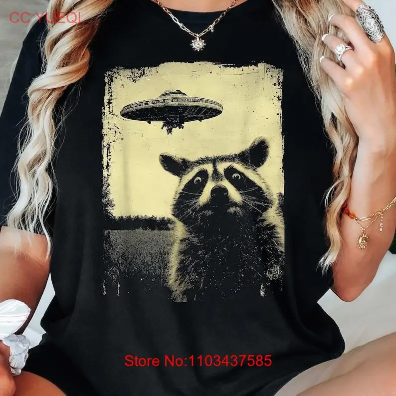 Забавная футболка с рисунком енота НЛО, ретро рубашка с инопланетянином, крутой Винтажный стиль Raccon Забавная футболка с рисунком енота НЛО, ретро рубашка с инопланетянином, крутой Винтажный стиль Raccon