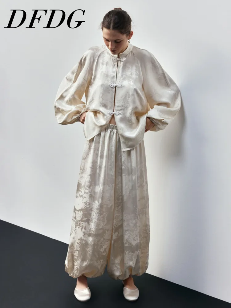 

Женский комплект DFDG 2026: Весенний жаккардовый атласный костюм из двух предметов с топом на пуговицах-лягушках и рукавами-фонариками, брюки с высокой талией в китайском стиле