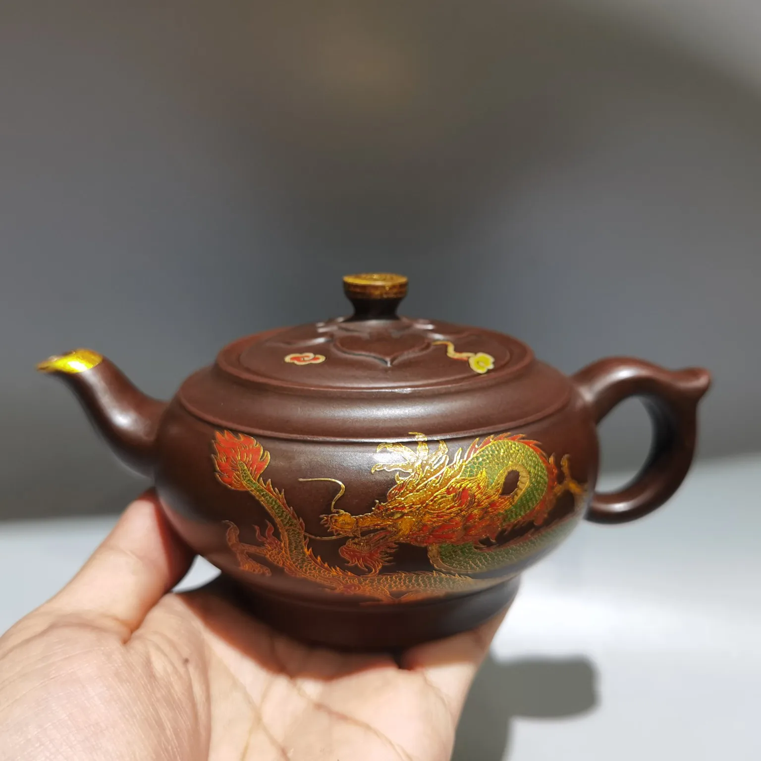 

The Classic Purple Clay Teapot Is Finely Crafted And Has a Beautiful Appearance Which Is Worth Decorating and Collecting