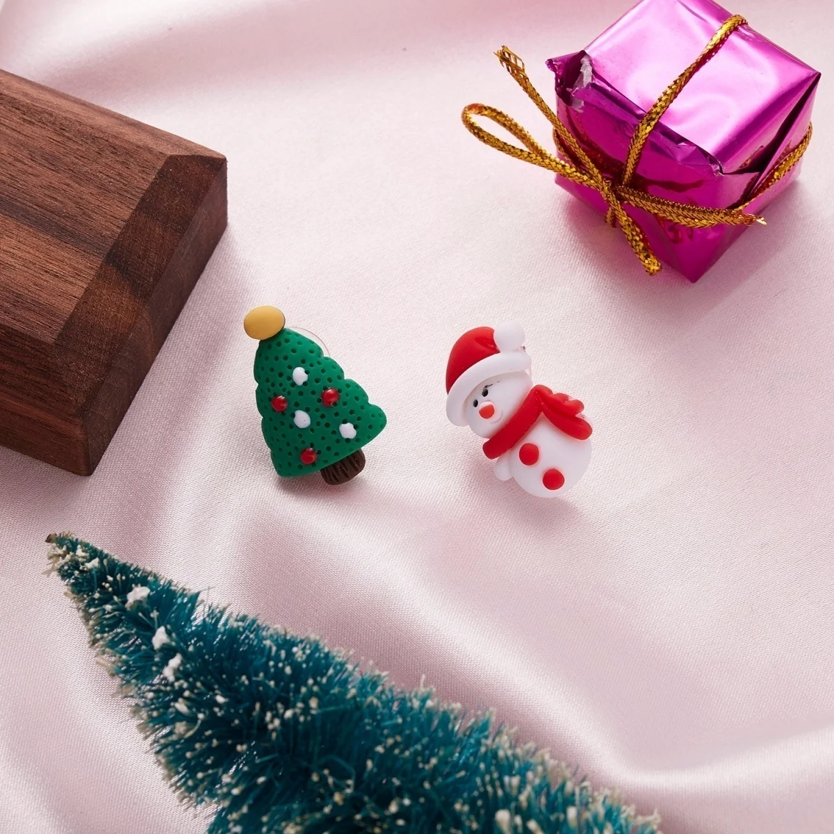 Modische Ohrstecker aus weichem Ton mit Weihnachtsmann-Motiv für Damen, exquisite Weihnachtsmann-Ohrringe aus Kunstharz, Neujahrsparty-Schmuck – Detail 25