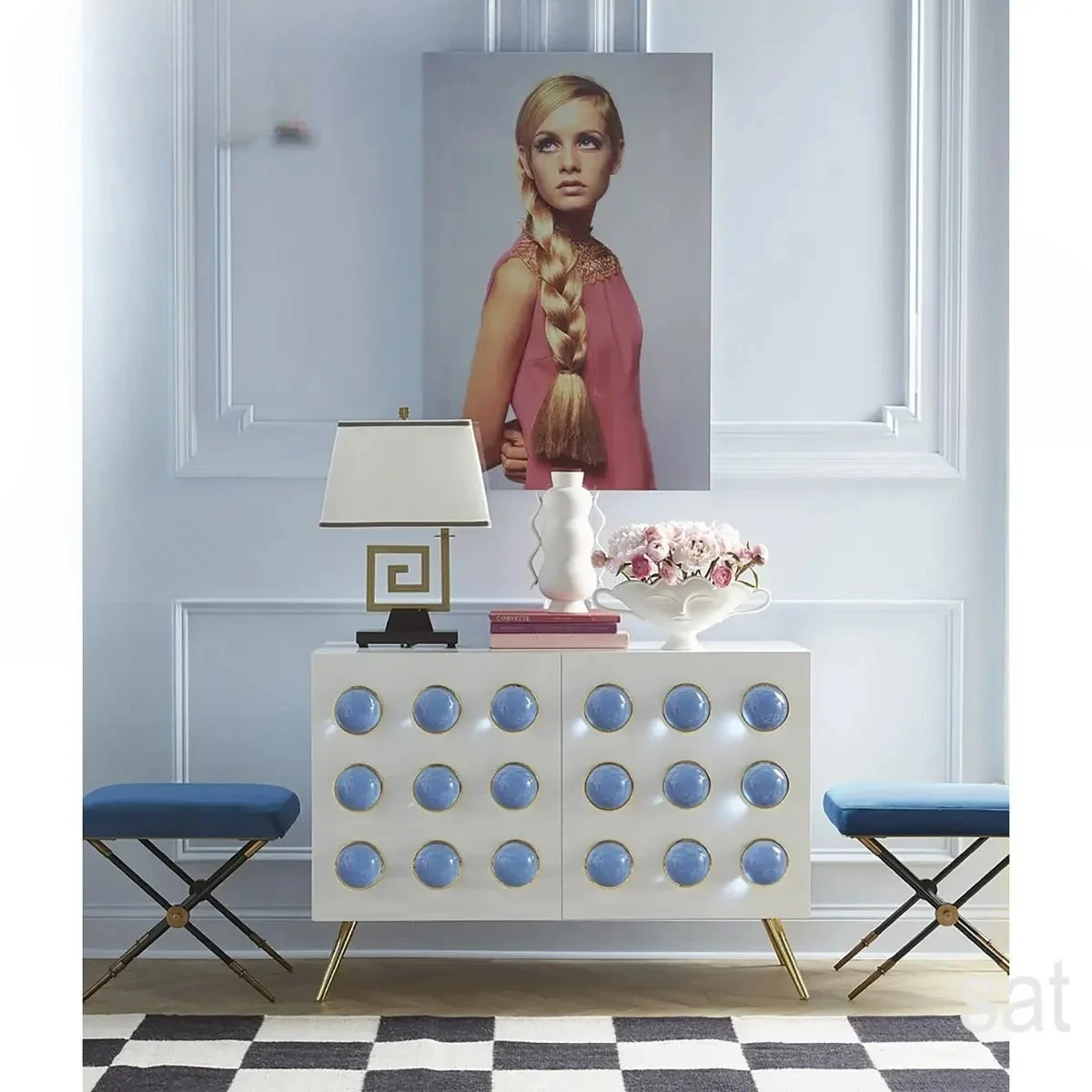 

Буфет Jonathan Adler GLOBO CABINET, белый, глянцевый лак, с синим акриловым шаром, золотое металлическое основание, для гостиной