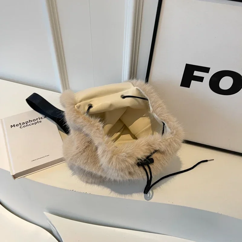 กระเป๋าเป้สะพายหลังขนเฟอร์เทียมสำหรับผู้หญิง ความจุขนาดใหญ่ แบบมีเชือกผูกและฝาปิดแม่เหล็ก เหมาะสำหรับใช้ในชีวิตประจำวัน ไปโรงเรียน หรือเดินทาง