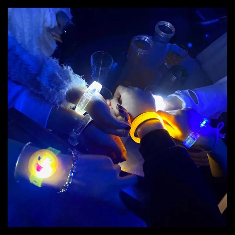 50/100/1000 قطعة أساور LED الأبيض توهج الأساور تضيء مضيئة توهج سوار النيون لعيد ميلاد حفل زفاف لوازم