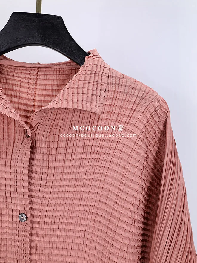 Miyake Plissierter Einreihiger Hemdmantel mit Stehkragen, Langarm-Cardigan, Designer-Luxuskleidung – Detail 5