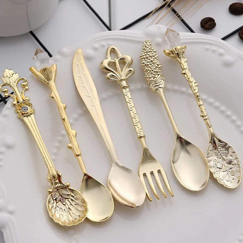 6pcs Vintage Spoons Mini Royal Style Metal Gold Carved Coffee Snacks Fruit Prikkers Dessert Fork Kitchen Tool Teaspoon 1set