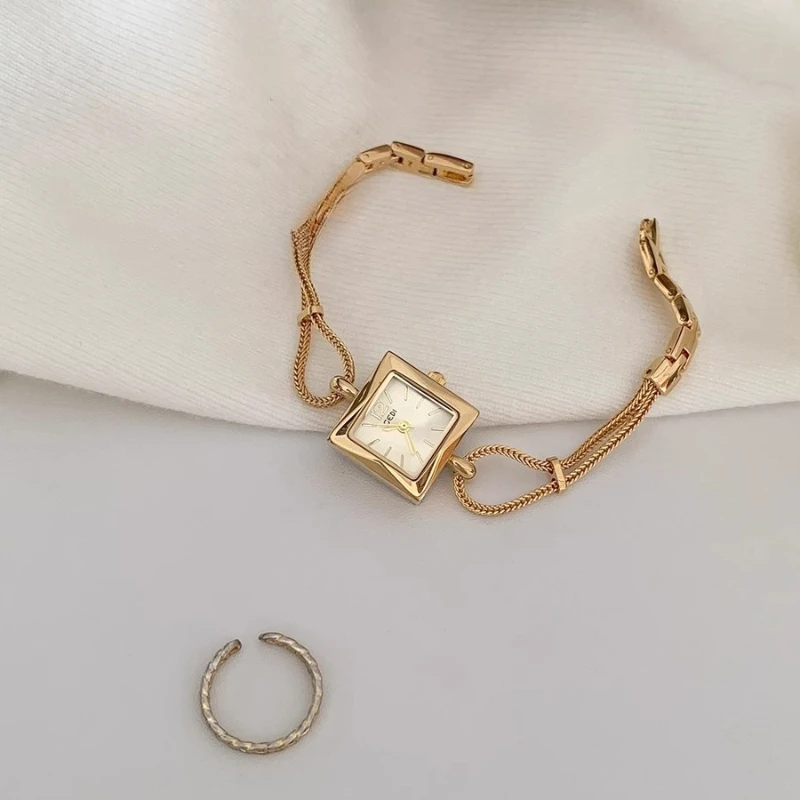 Fashion, elegance and trend women's watch women's small, exquisite, light luxury and simple 2025 new quartz watch birthday gift