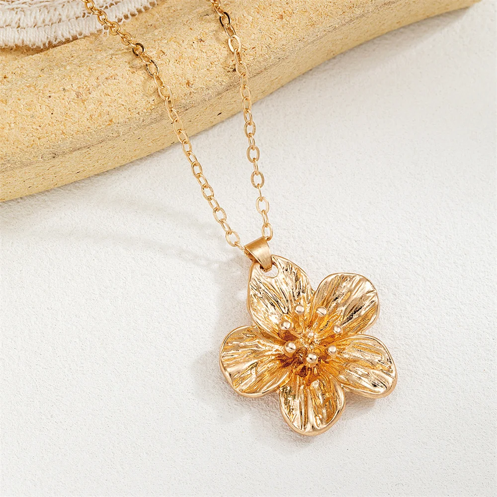 Golden Style Flower Pendant Necklace for Women 2025 New Trend Wrinkled Choker Necklace Wedding Gifts Accessories