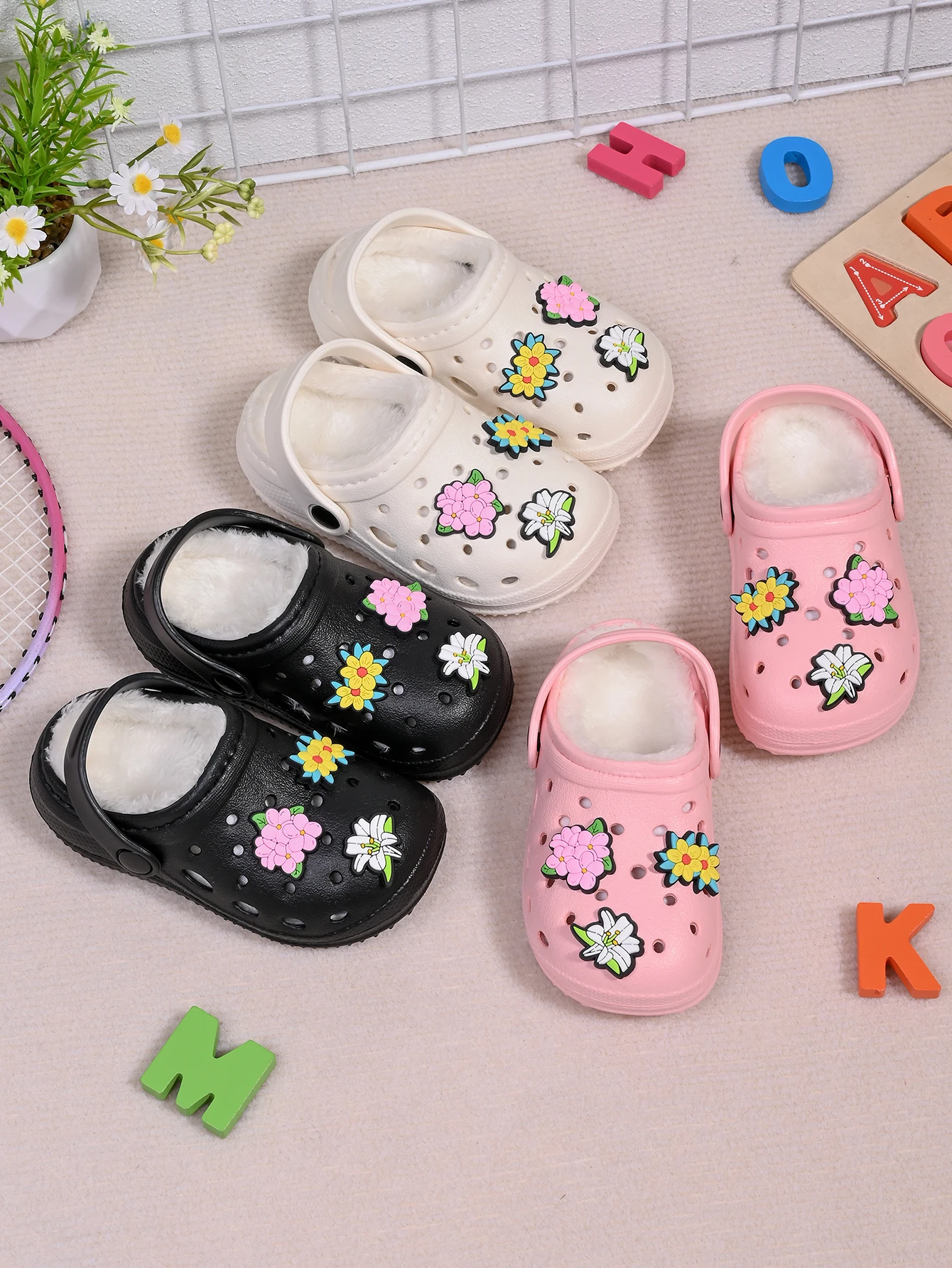 

Winter Girls' Flower Plush Hole Shoes Comfortable Home Plush Slippers Soft Slippers Warm Cotton Slippers for Children