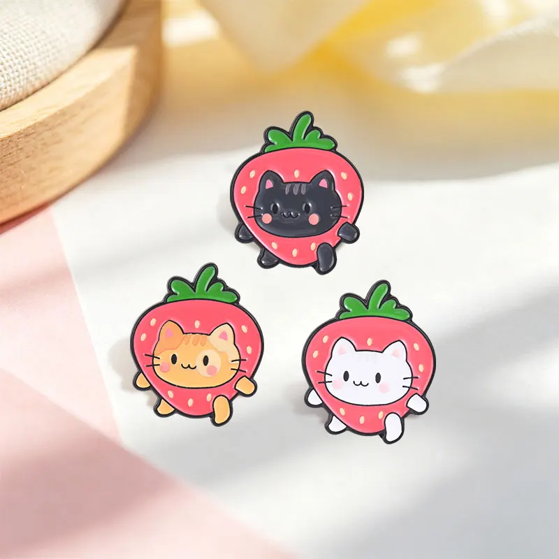 Cartoon-Erdbeer-Katzen-Emaille-Pin: Niedliche Frucht-Tier-Brosche mit Katzenköpfen, die aus roten Erdbeeren spucken – Dekoration für Rucksack und Jacke, Geschenk – Detail 9