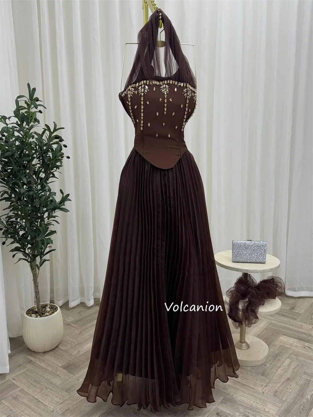 Maßgeschneiderte, hochwertige, plissierte, paillettenbesetzte A-Linien-Neckholder-lange Kleider, maßgeschneiderte Anlässe, glitzernde Größen erhältlich