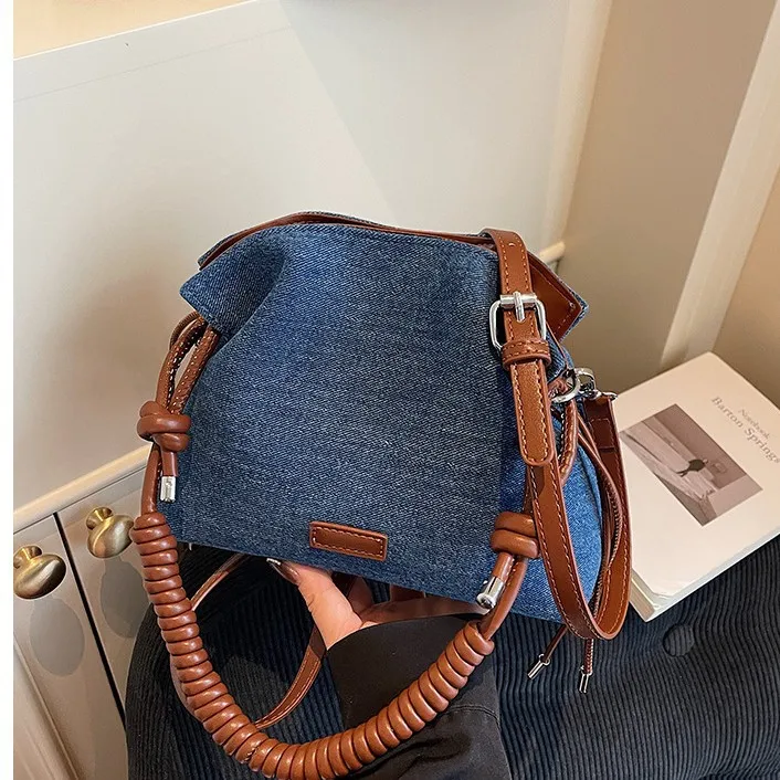 

2025 Autumn Niche Shoulder Bag, Women's Versatile Crossbody Tote, Commuter Day to Night Purse, Minimalist Sling Bag, Textured