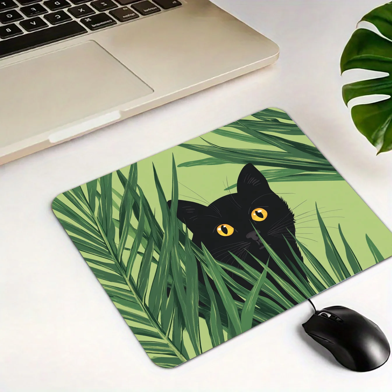 De kat in het grasontwerp muismat voor computerbureaudecoratie is een ideale keuze voor gamers en gezinnen