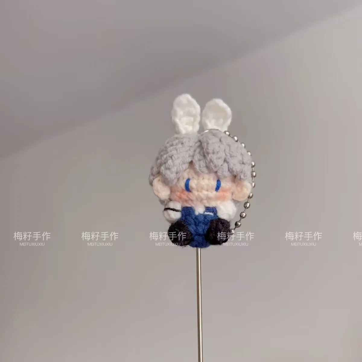 "Amor e Espaço Profundo, mini boneco de goma tricotado à mão'Xavier Shen Xinghui' com acabamento em uma pequena estátua de crochê.