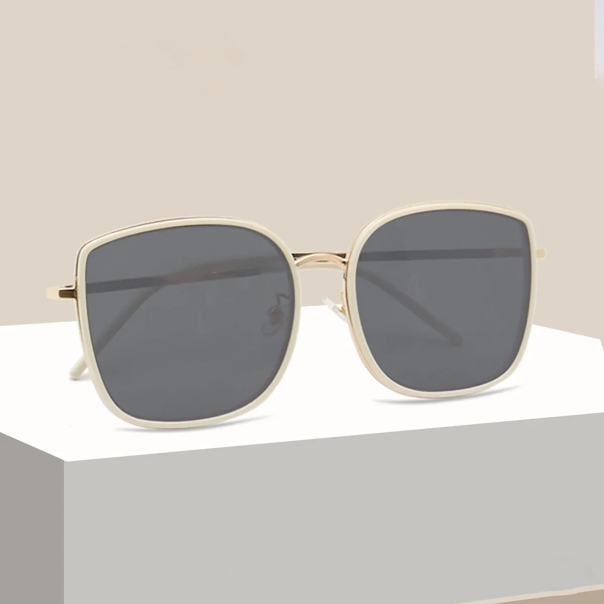 

Новые модные квадратные солнцезащитные очки для женщин, большая оправа, защита от ультрафиолета, солнцезащитный экран, минималистичный шикарный высококачественный летний стиль, очки