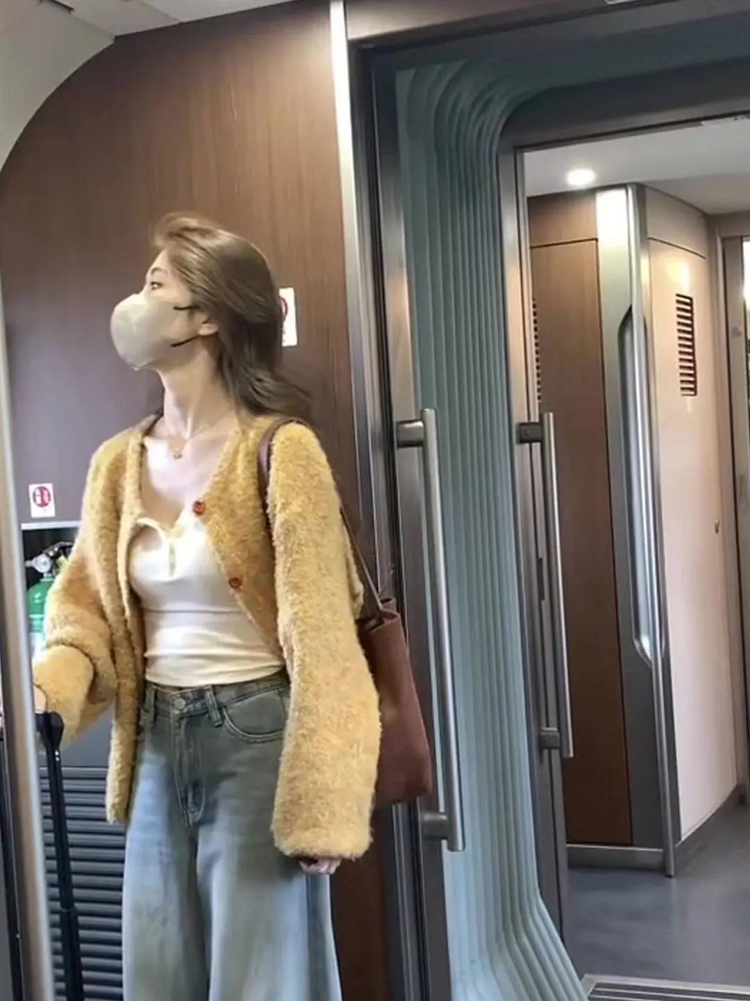 

Мягкий желтый вязаный свитер, пальто, женский свободный крой, осенний повседневный элитный кардиган с открытым размером, топ для поездок на работу