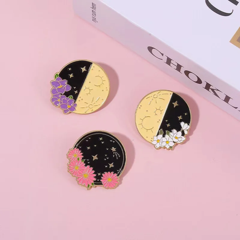 Pin de esmalte de fase lunar de 8 estilos, insignias de flores rosas personalizadas, broches de solapa de mochila de ropa de Metal, regalo de joyería para amigos, venta al por mayor