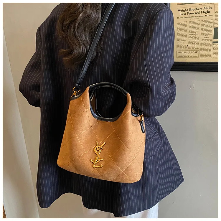 

Сумка через плечо премиум-класса с геометрическим вышивкой — кожаная сумка с металлическим акцентом, шикарный парижский стиль для ежедневного использования, подарок, готовый