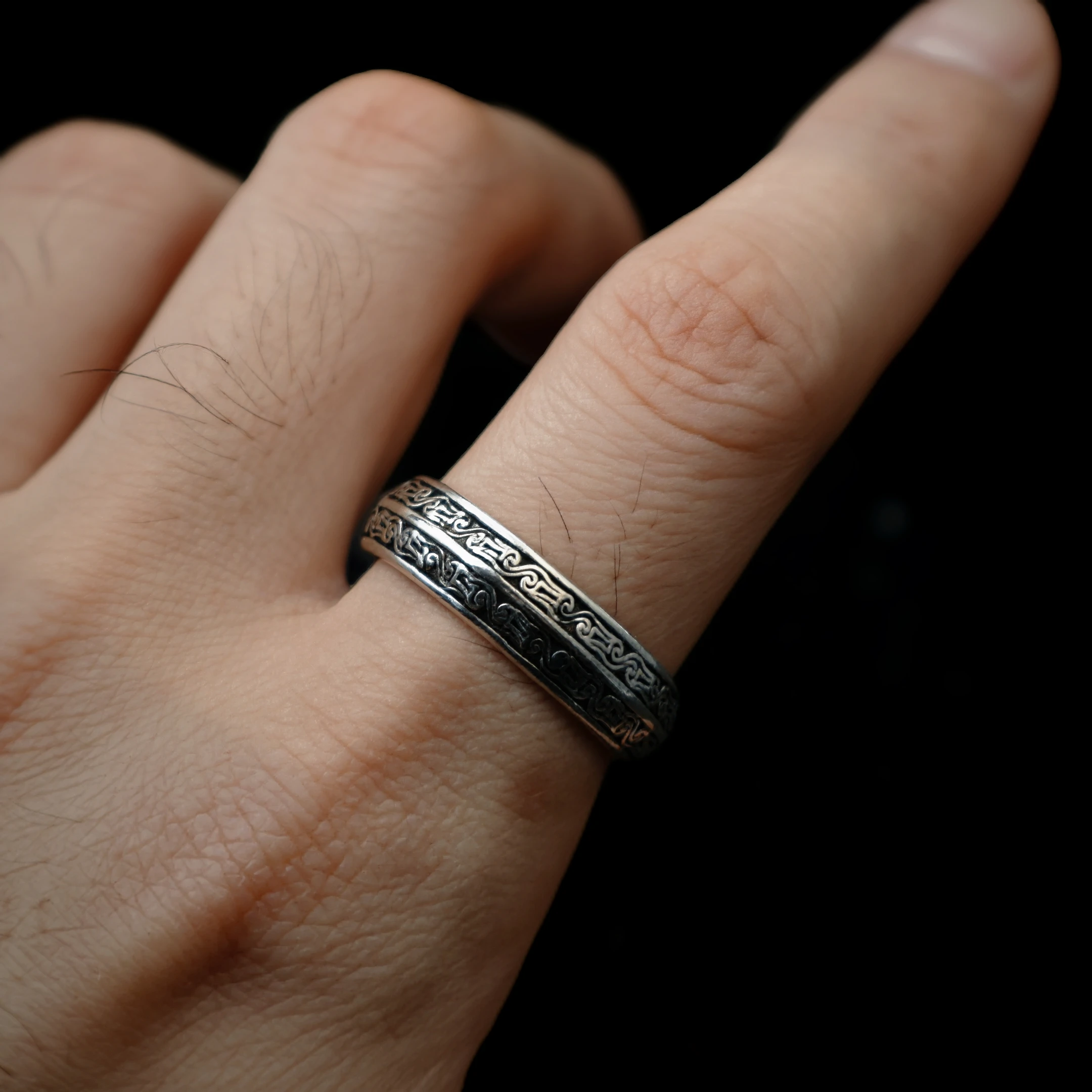 Retro-Zoomorphales Spiralmotiv Verstellbarer Offener Ring für Männer, Versilbertes Messing, Gotischer Edgy-Schmuck, Historisches Accessoire, Geschenk – Detail 4