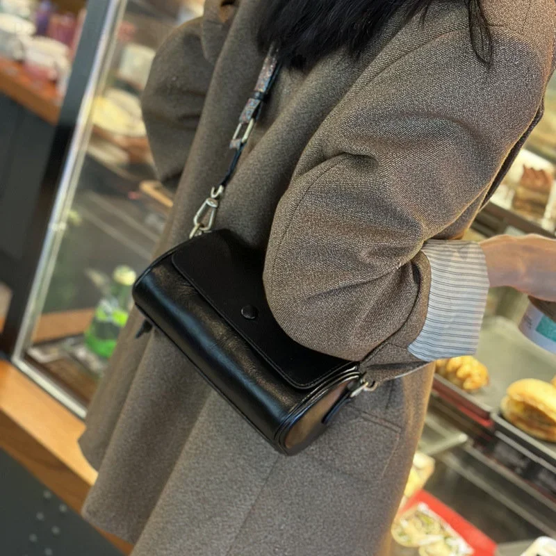 حقيبة كتف من الجلد الطبيعي الناعم للسيدات ، جلد البقر المزروع ، حقيبة ساعي البريد بتصميم غير رسمي ، عالية الجودة ، جديدة ،