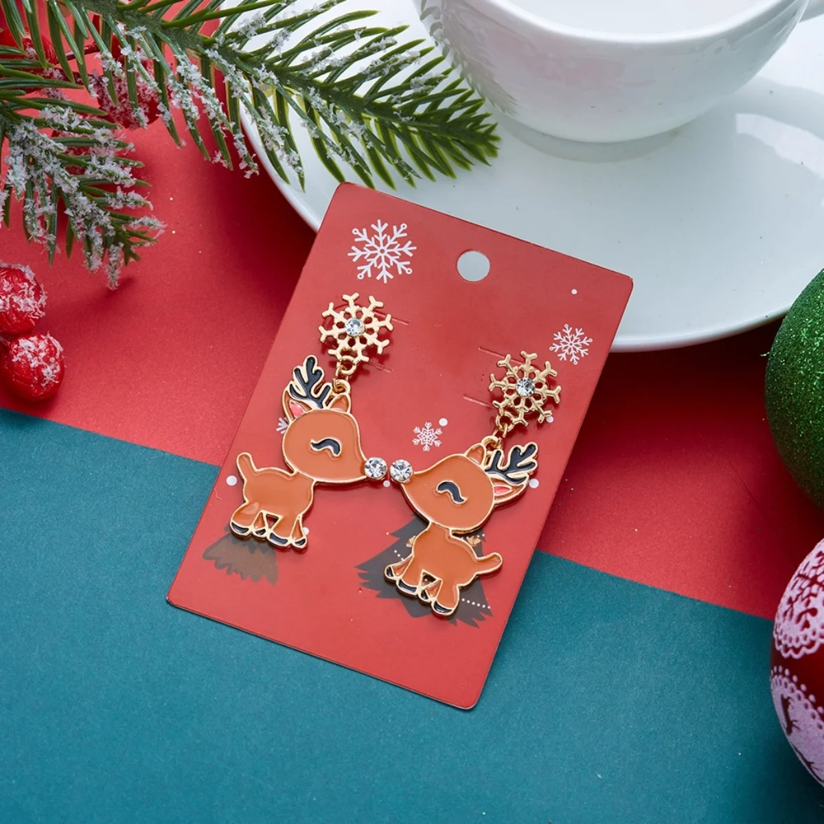 Weihnachtliche Emaille-Ohrringe mit Weihnachtsmann, älterer Dame, asymmetrischem Design, für Damen, mit Motiven von Rentier, Schneeflocke, Lebkuchenmann und Süßigkeiten, Schmuck. – Detail 21