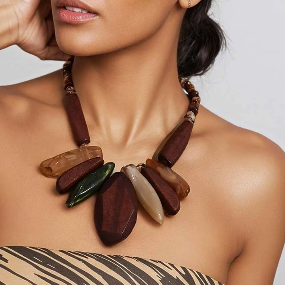 Statement-Halskette aus Holz und Acrylperlen, handgefertigt für Damen, trendiger Partyschmuck