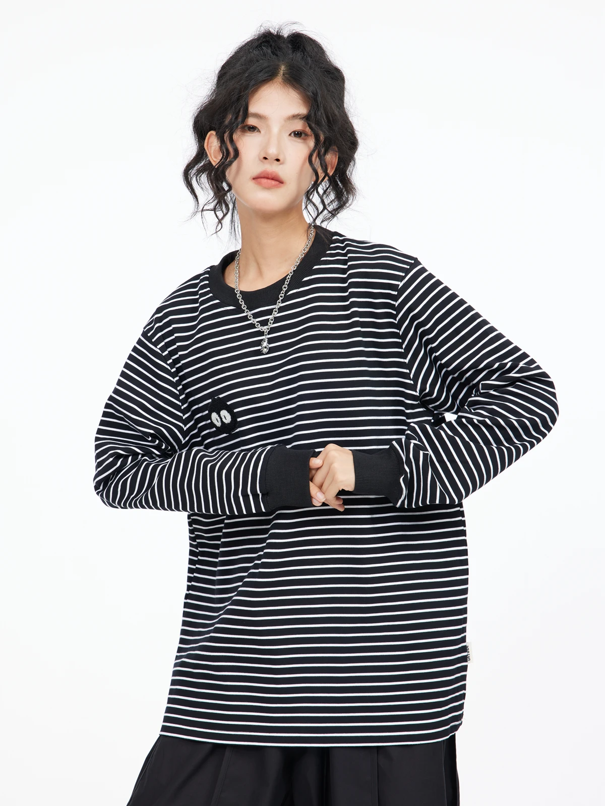 

Новая свободная длинная футболка Sve с вышивкой в виде полотенца, мультяшная черная белая полоска, повседневная футболка из смеси хлопка и полиэстера