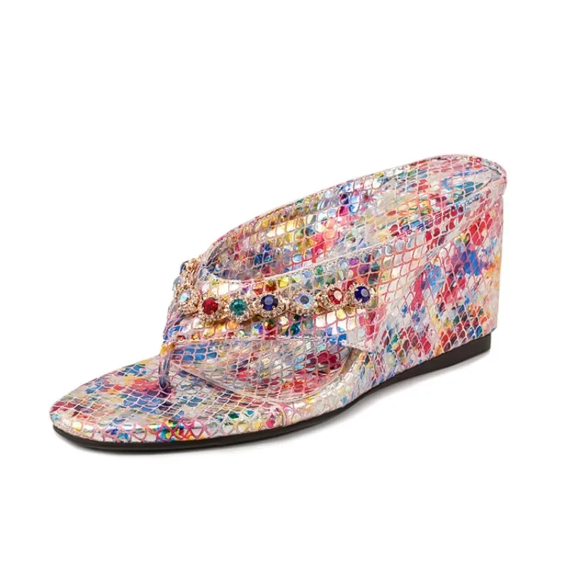

Новые декоративные красочные босоножки на танкетке с заклепками/жемчугом, европейско-американская модная летняя женская обувь для отдыха на каждый день, размеры 35-45