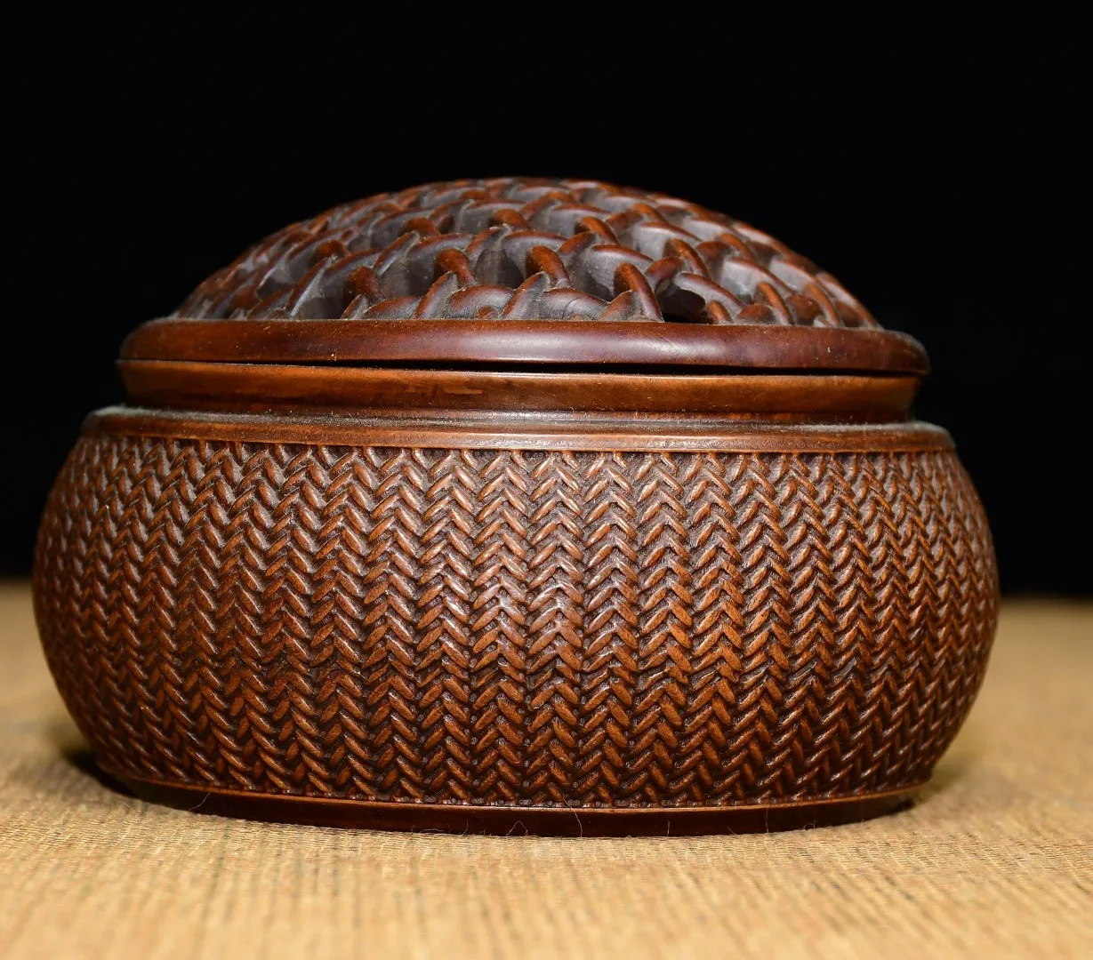 Boxwood Hollow Cover Develop texture Cylindrical incense burner Amass wealth