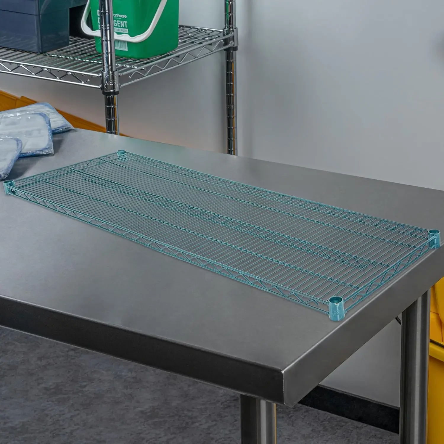 أرفف إيبوكسي للمطاعم: قاعدة مقاس 18 × 60 × 1.5 بوصة مع 4 رفوف سلكية معتمدة من NSF، وأوضاع رفوف غير متضمنة
