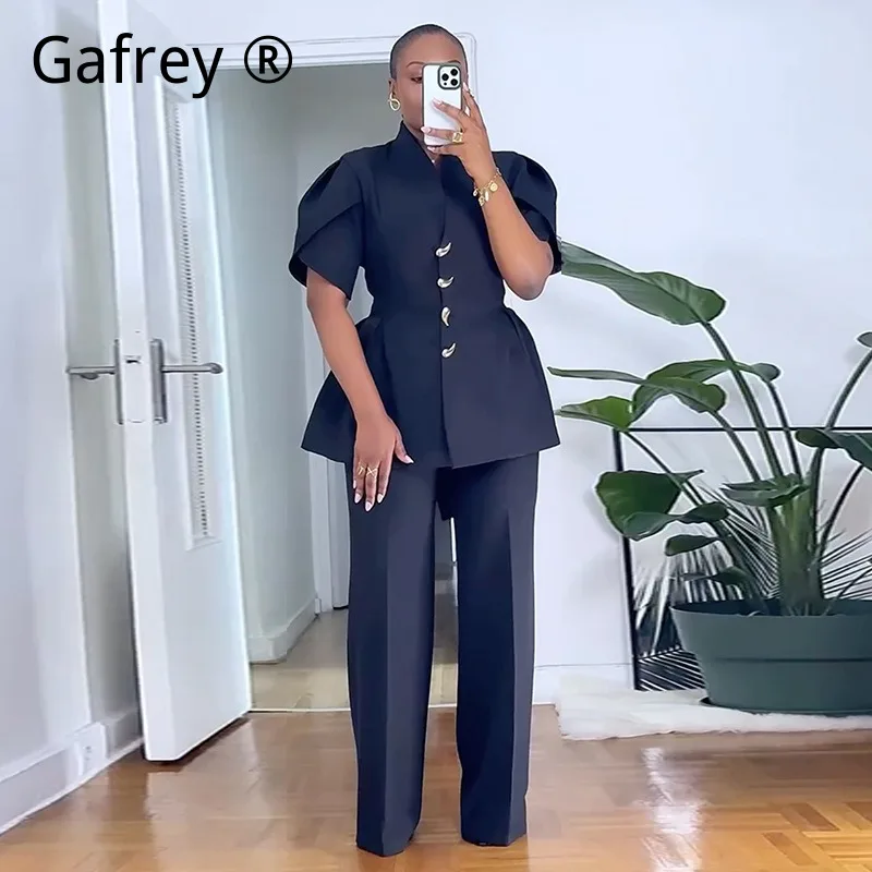 

Женский офисный костюм-двойка: рубашка с воротником-стойкой на одной пуговице и прямые брюки с завышенной талией, минималистичный дизайн