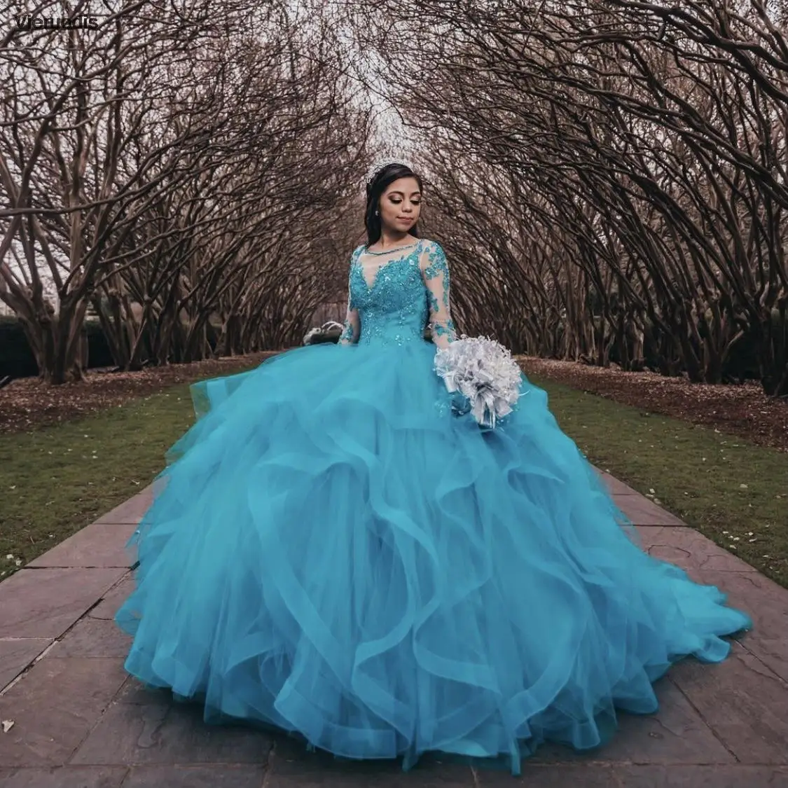 ボールガウン キンセアニェーラドレス グリーン 2021 シアーイリュージョンレース フルスリーブ ティアード スイート16年 ロングパーティードレス プラスサイズ