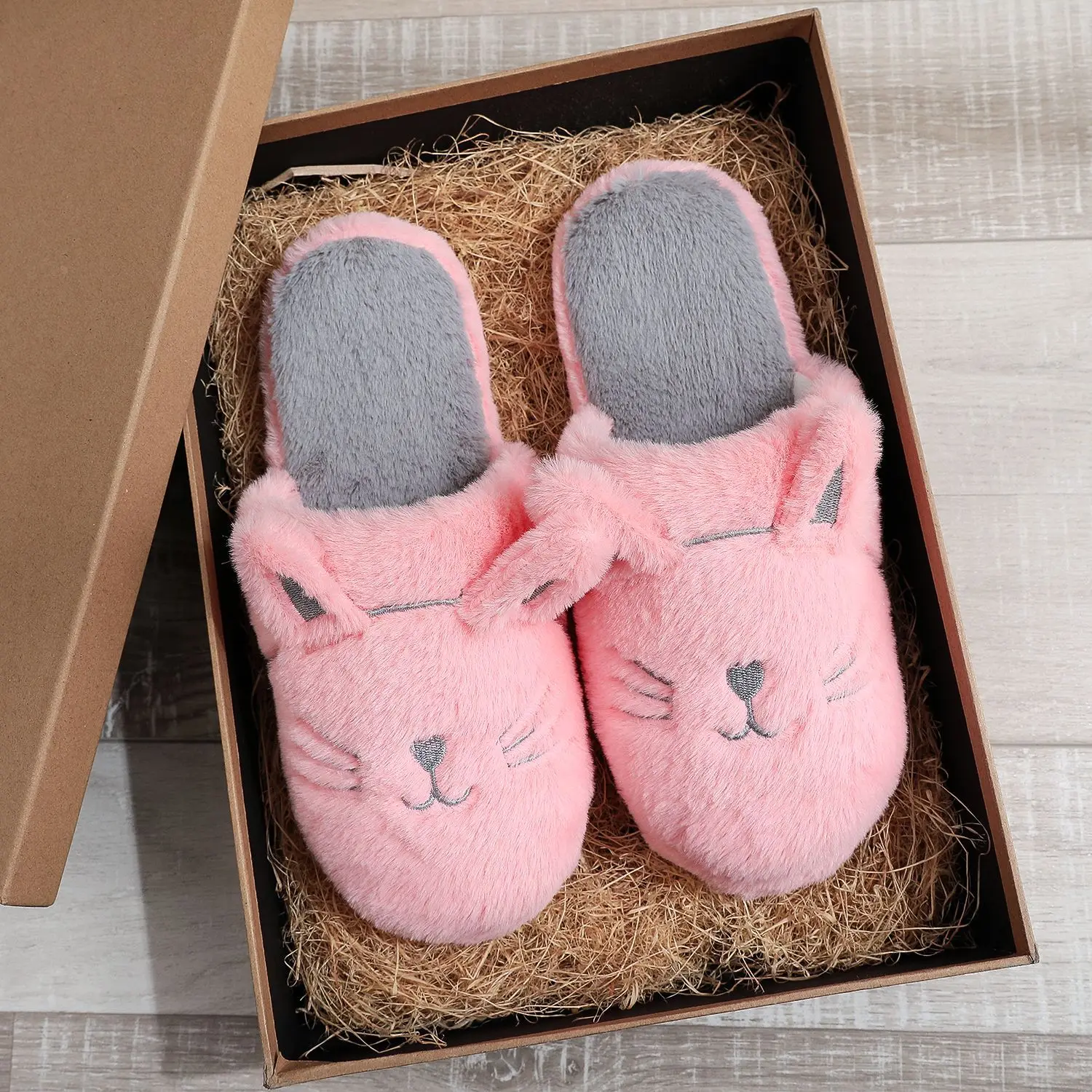 Winter Slippers Women Indoor Outdoor Furry Slippers Plush Cartoon Cat Cozy Lightweight Wood Floor Slippers Non Slip Sole Soft