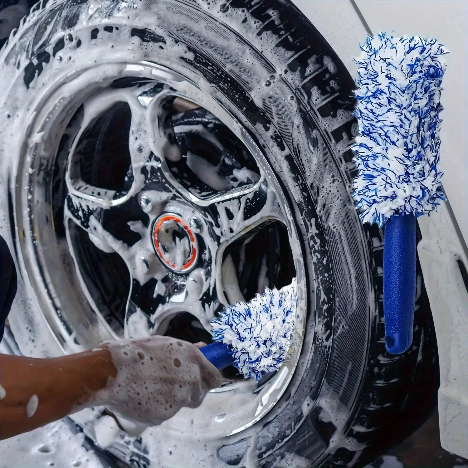 Two-color bristle wheel hub cleaning brush - Can deeply remove dirt. Suitable for cleaning of car, truck and motorcycle hubs.