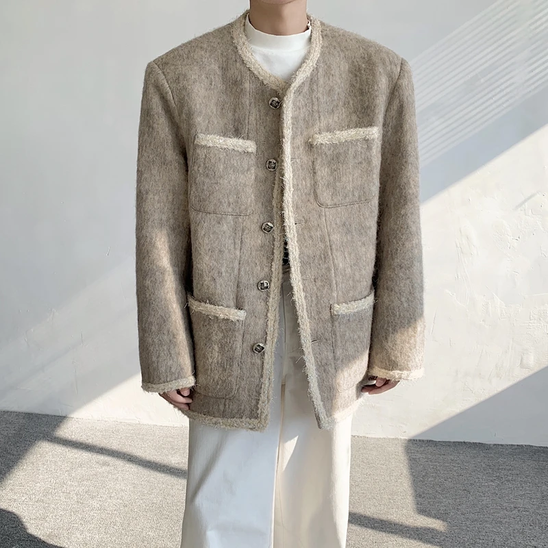 

Осенне-зимнее шерстяное пальто-жакет молодежного фасона с одной пуговицей, отделкой бахромой, вязаными вставками на плечах, теплое, из полиэфирного волокна