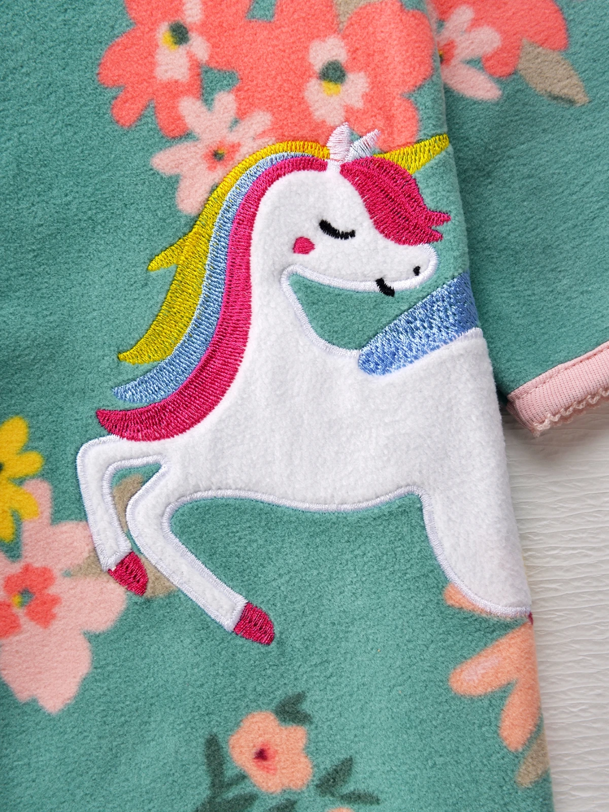 Baby-Mädchen Strampler aus Polarfleece mit Stern-, Blumen- und Tupfenmuster, Cartoon-Stickerei, Füße, Zwei-Wege-Reißverschluss, Warmer Einteiler für Herbst und Winter – Detail 9