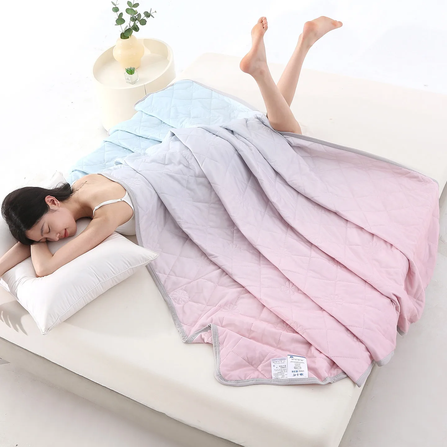 Gradient Color 2-Sided Cool Summer Quilt Lightweight Breathable Blanket Soft Comfor Machine Washable Air Conditioning Blanket