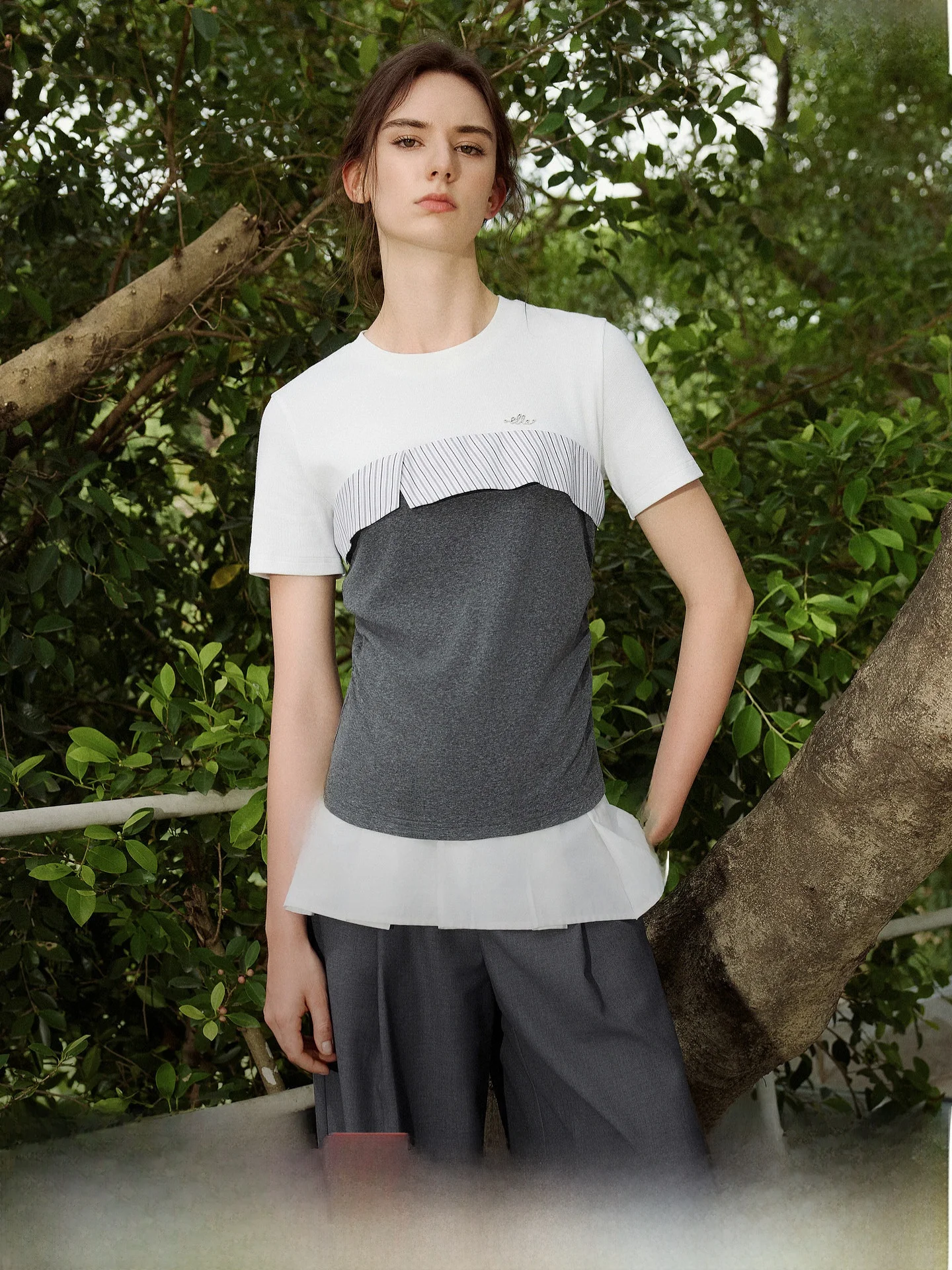 

Elle Summer 2026 Slim Fit round Neck Short Sleeve T-Shirt Color Block Shoulder Unique Commute Style Women's High End Feeling