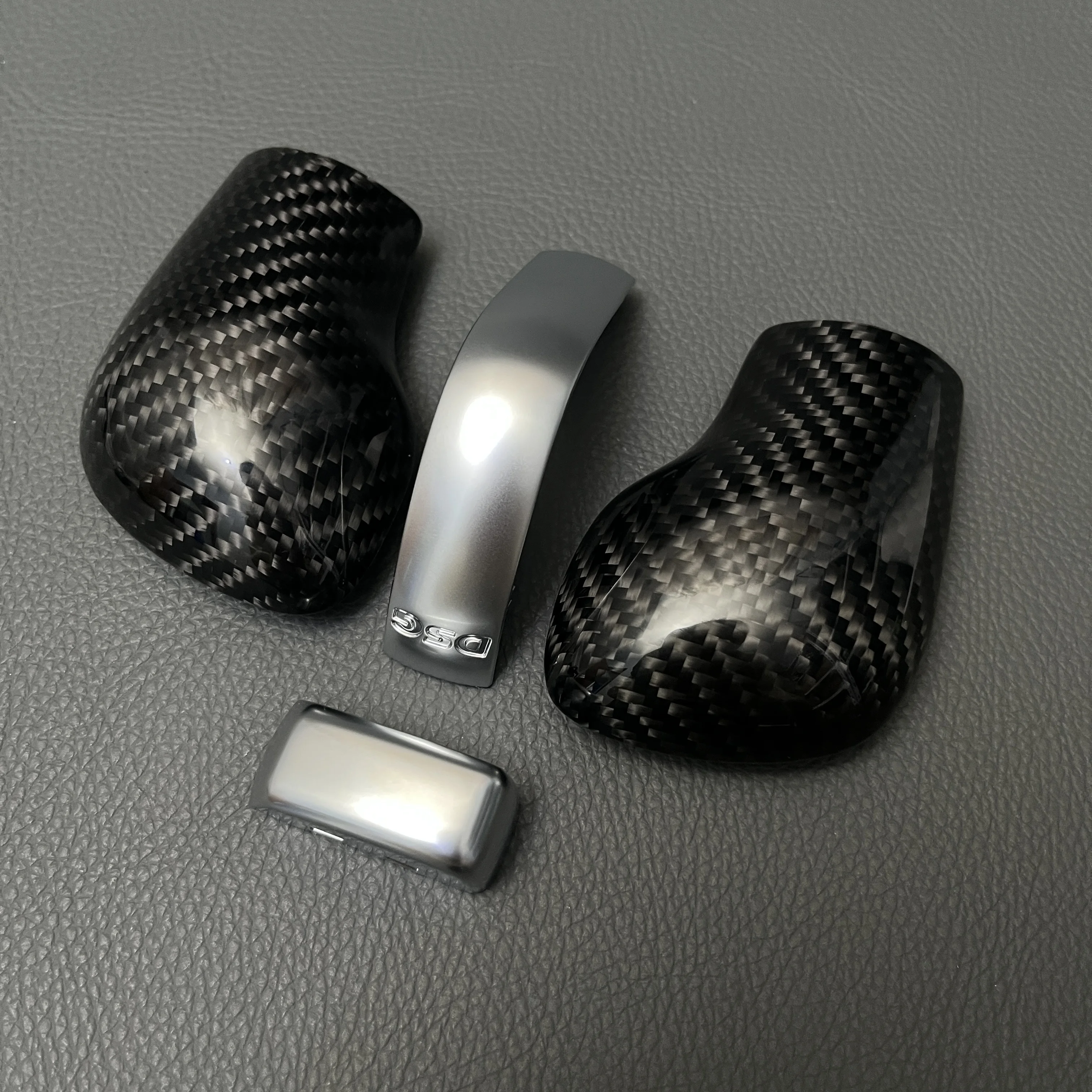Echte Carbon-Faser DSG-Schaltknaufabdeckung für VW Golf 7 GTI R Tiguan Passat B7 B8 CC R20 Scirocco Jetta MK6 GLI Interieur – Detail 1